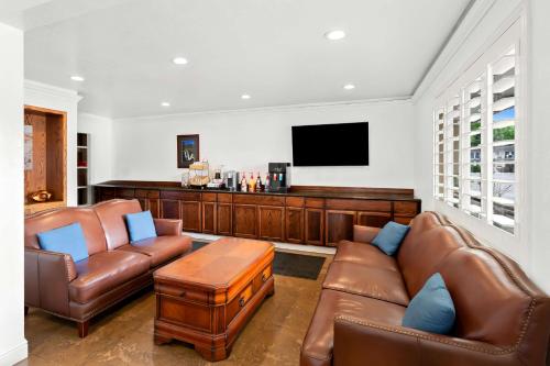 un soggiorno con mobili in pelle e una TV a schermo piatto di SureStay Plus Hotel by Best Western Susanville a Susanville