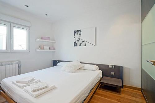 Postel nebo postele na pokoji v ubytování SUPER Offer Week 11to17 Aug25 Downtown, terrace, parking