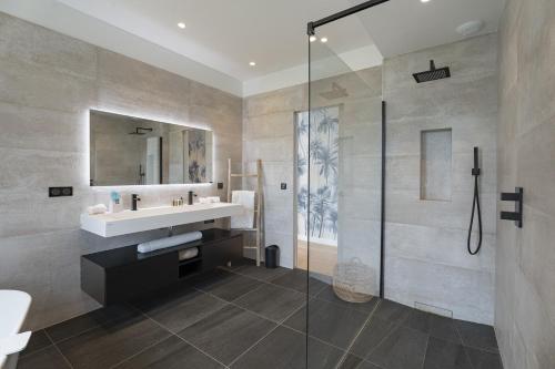 une salle de bain avec un lavabo et une douche dans l'établissement Villa Bella Vista - New luxury villa, à Roquefort-les-Pins