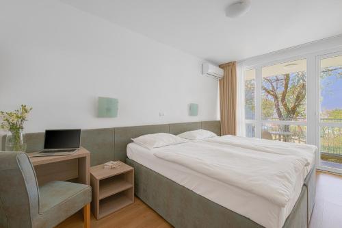 A bed or beds in a room at Paviljoni Slaven