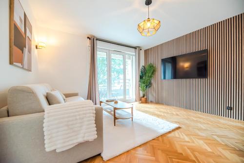CIA - Flat with Balcony in East Paris, Buttes Chaumont