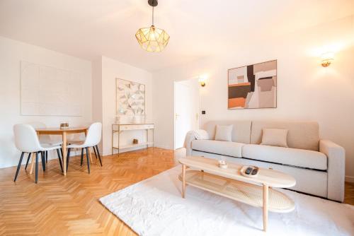 un salon avec un canapé et une table dans l'établissement CIA - Flat with Balcony in East Paris, Buttes Chaumont, à Paris