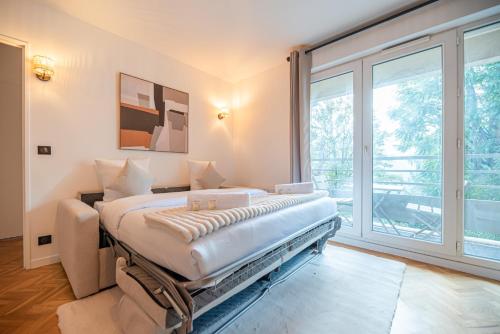 CIA - Flat with Balcony in East Paris, Buttes Chaumont