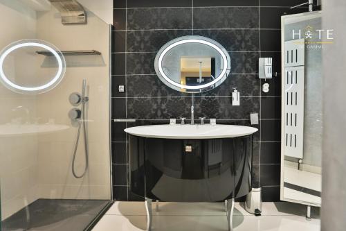 une salle de bain avec un lavabo et un miroir dans l'établissement Villa luxueuse en bord de mer, à Les Sables-dʼOlonne