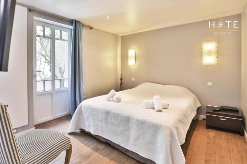 une chambre avec un lit avec des serviettes dessus dans l'établissement Villa luxueuse en bord de mer, à Les Sables-dʼOlonne