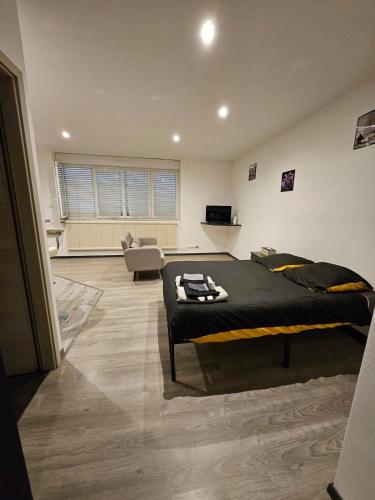 une chambre avec un lit et un salon dans l'établissement Appartement tout équipé, à Nogent