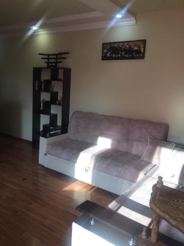 un soggiorno con un letto e un divano di holiday house a Yerevan