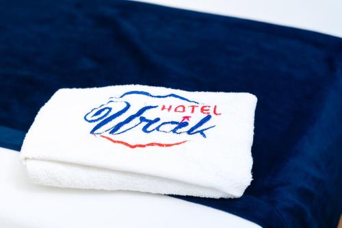 a white towel with the word draft on it at Hotel Urak in Valledupar