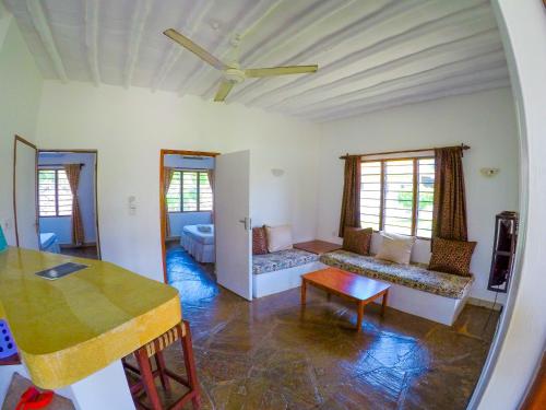 Posezení v ubytování Doric Cottages Diani