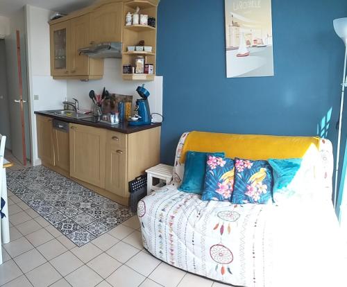 une cuisine et une chambre avec un lit dans une pièce dans l'établissement La Goélette, à Talmont-Saint-Hilaire