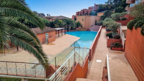 une piscine au milieu d'un immeuble dans l'établissement Elégant 3 pièces au Port de la Figueirette, à Théoule-sur-Mer