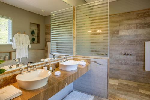 a bathroom with two sinks and a shower at Casa Corbellani in Asuncion