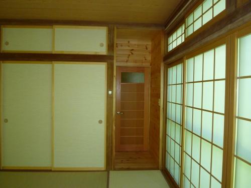 Pokój z drzwiami i oknami oraz korytarzem w obiekcie Anzuan Nishida w mieście Ueda