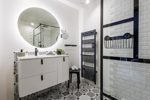 une salle de bain avec un lavabo blanc et un miroir dans l'établissement Basti Lou - Proche du village de Gordes, à Gordes