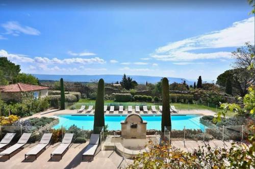 - une piscine avec chaises longues dans le jardin dans l'établissement Basti Lou - Proche du village de Gordes, à Gordes