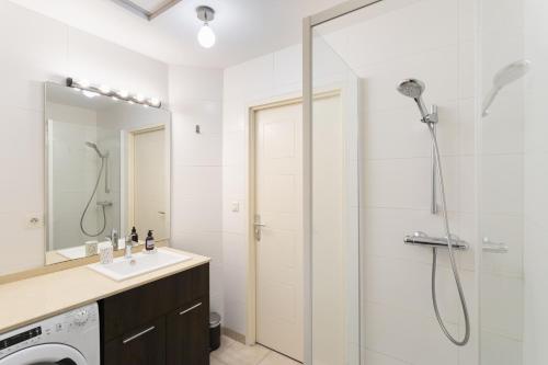 une salle de bain avec douche et lavabo dans l'établissement Cap Vauban - Duplex à 200m de la plage, à Saint-Malo