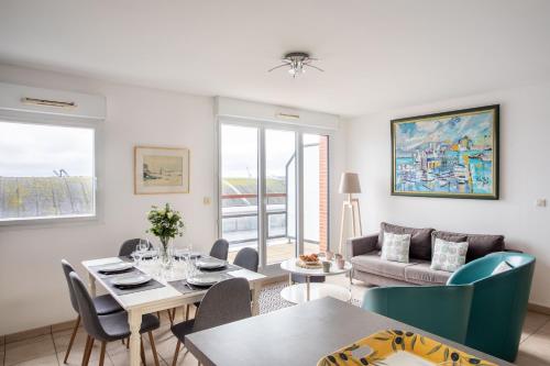 un salon avec une table, des chaises et un canapé dans l'établissement Cap Vauban - Duplex à 200m de la plage, à Saint-Malo