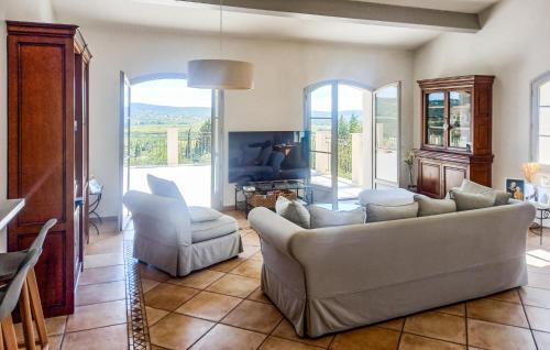 un salon avec un canapé et une cheminée dans l'établissement Beautiful Home In Calvisson With Wifi, à Calvisson