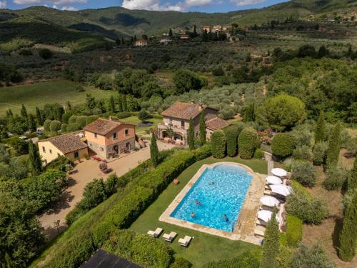 an aerial view of an estate with a swimming pool at Casa Portagioia in Castiglion Fiorentino