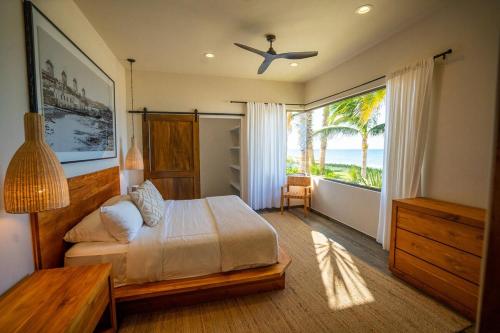 Un dormitorio con una cama y vista al mar. en Relaxing week at Onda and immaculately, en La Ribera