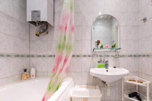 Ένα μπάνιο στο Bright Apartment near Bus Statioon