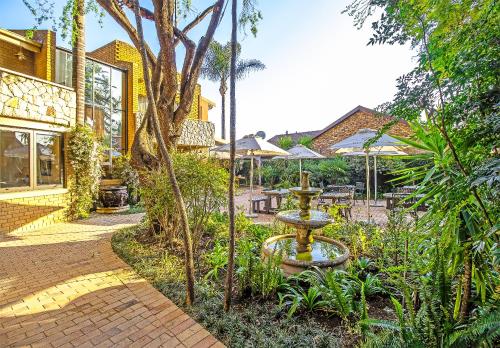 Κήπος έξω από το Sunward Park Guest House & Conference Center