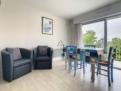 un salon avec une table et des chaises de salle à manger dans l'établissement Charmant appartement avec balcon, 1 chambre, parking, à 500m du centre, 1km de la plage - FR-1-236-67, à Stella-Plage
