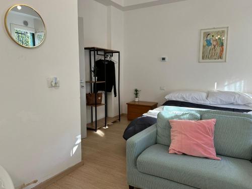 a living room with a couch and a bed at CasaMirandola in Vicenza