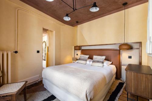 une chambre avec un grand lit avec deux oreillers dans l'établissement NoChichi Collections - Grands Boulevards, à Paris