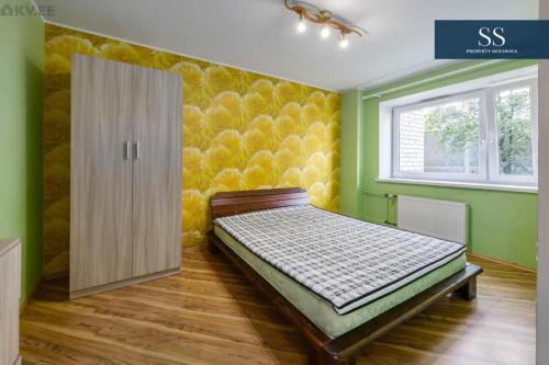 Ένα ή περισσότερα κρεβάτια σε δωμάτιο στο Bright Apartment near Bus Statioon