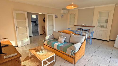 un salon avec un canapé et une table dans l'établissement Les Oyats, à Sainte-Maxime