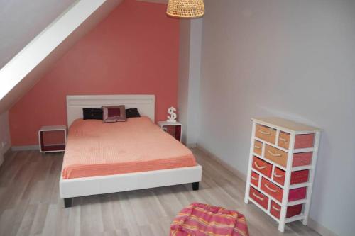 une chambre avec un lit et une commode dans l'établissement Location Maison Belle Ile en Mer 10 personnes, au Palais