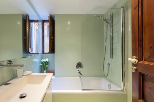 ROMAC Coronari with gym, sauna and garden