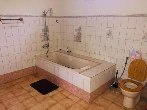 a bathroom with a bath tub and a toilet at Villa SAIDIA climatisée avec PISCINE in Diego Suarez