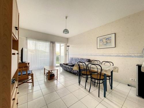 un salon avec une table et un canapé dans l'établissement Appartement pour 4 pers. avec parking à Stella Plage - FR-1-236-156, à Cucq