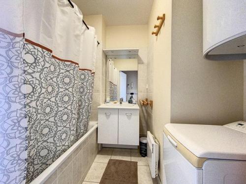 La petite salle de bains est pourvue d'une douche et d'un lavabo. dans l'établissement Appartement pour 4 pers. avec parking à Stella Plage - FR-1-236-156, à Cucq