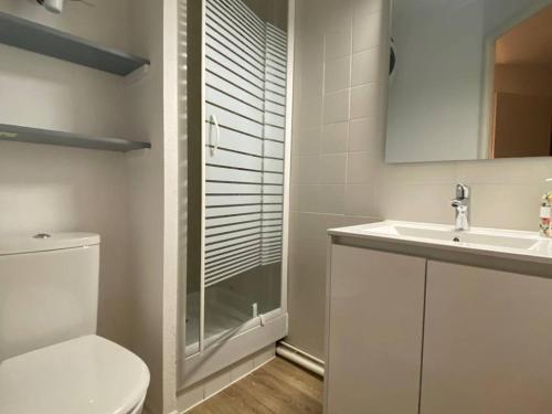 une salle de bain avec toilettes et lavabo dans l'établissement Appartement climatisé, 4 pers, plage & parking à Port Leucate - FR-1-81-627, à Port-Leucate