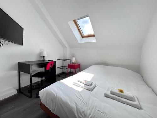 une chambre avec un lit, un bureau et une télévision dans l'établissement Super 5 chambres avec 4 SDB près du centre et gare, à Reims