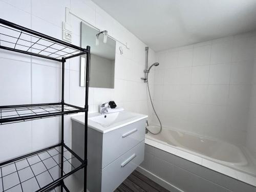 une salle de bain blanche avec un lavabo et une douche dans l'établissement Super 5 chambres avec 4 SDB près du centre et gare, à Reims