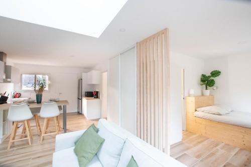 En eller flere senge i et værelse på La Villa Canopée du Lac