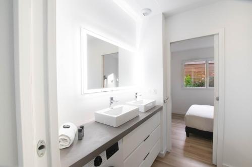 En eller flere senge i et værelse på La Villa Canopée du Lac