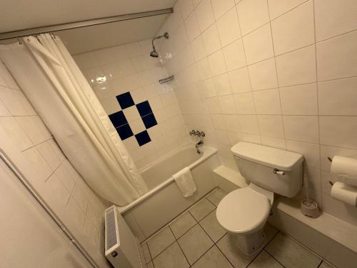 Ένα μπάνιο στο Clarkes Hotel Barrow in Furness