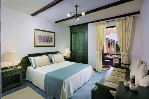 Postel nebo postele na pokoji v ubytování Villaggio Cala Ginepro Resort & SPA