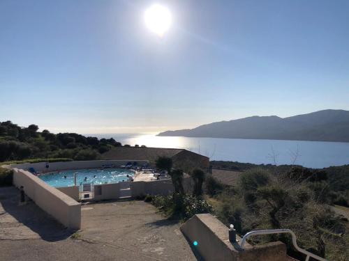 une piscine avec vue sur un plan d'eau dans l'établissement Alba rossa, à Serra-di-Ferro