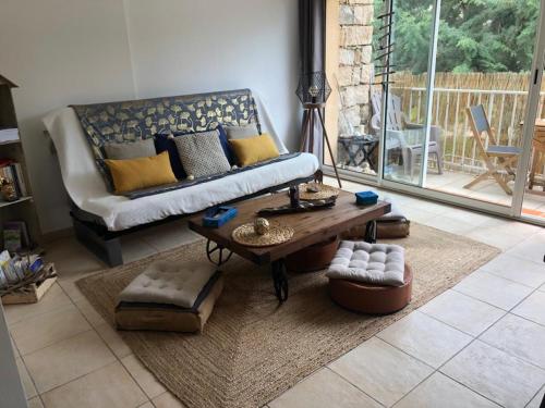 un salon avec un canapé et une table basse dans l'établissement Alba rossa, à Serra-di-Ferro