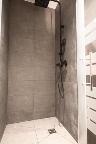 une douche avec pommeau de douche dans une salle de bain dans l'établissement CIA - Luxembourg's Garden Residence, à Paris