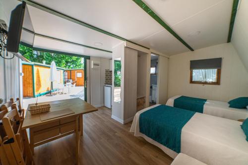 Postel nebo postele na pokoji v ubytování Camping Las Palmeras