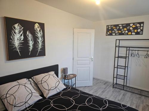 ein Schlafzimmer mit einem Bett und einer Leiter darin in der Unterkunft F2 neuf tout confort proche Epinal/ lac de Bouzey in Uxegney