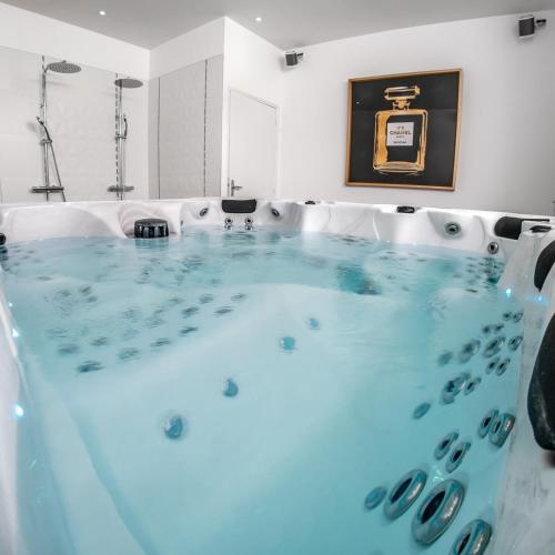 - un bain à remous avec de l'eau bleue dans l'établissement Les Lys d'Or Centre Historique Saumur, à Saumur