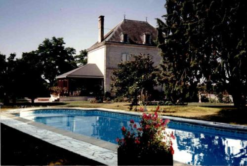 une maison avec piscine devant un immeuble dans l'établissement Le Logis de Villefollet, à Coulon